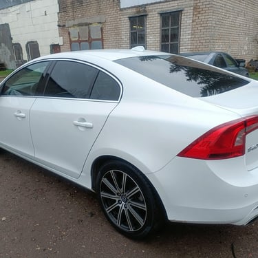 „Balta „Volvo S60“ su tamsintais langais Kupiškyje“