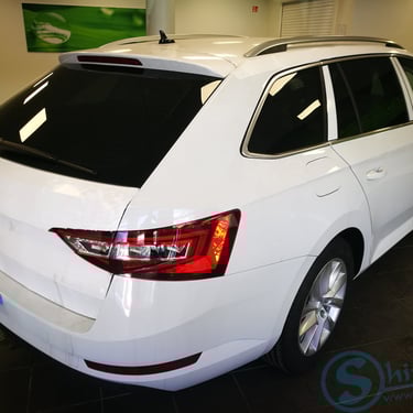 Škoda Superb Combi su tamsintais langais