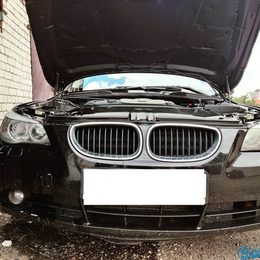 Automobilio žibintų restauravimas naudojant poliravimo mašinėlę.