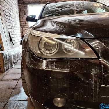 BMW E60 žibinto poliravimas garaže.