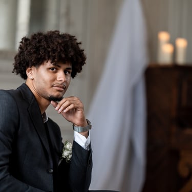 Un homme en costume sombre regardant vers la cmara