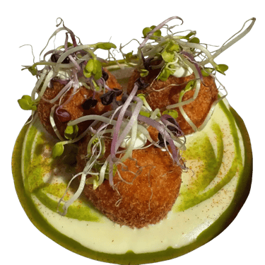 3 ARANCINI CROUSTILLANTS FAITS MAISON FOURRÉS À LA SAUCISSE N'DUJA, ET UNE FONDUE AU PARMESAN