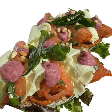 2 BRUSCHETTA TOASTÉES, AVEC PESTO DE TOMATES SÉCHÉES, CRÈME D'OIGNONS ROUGE, FROMAGE PÉCORINO, TOMATES MARMANDES