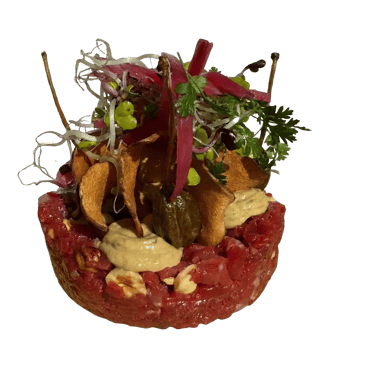 tartare de bœuf haché, surmonté de chips topinambour, de légumes croquants et d'herbes fraîches, et une sauce tonata