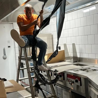Michael dans la cuisine du restaurant Histoire Sans Faim à Lausanne pendant les travaux d’aménagement