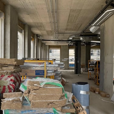 Christopher, cofondateur d'Histoire sans Faim, inspectant le chantier du restaurant à Lausanne.