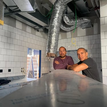 Michael et Christopher dans la cuisine du restaurant Histoire Sans Faim à Lausanne pendant l'installation