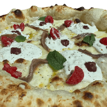 Pizza aux anchois, framboises, crème de burrata et feuilles de menthe
