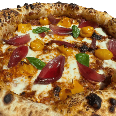Pizza au pesto rouge, oignons confits, tomates cerises