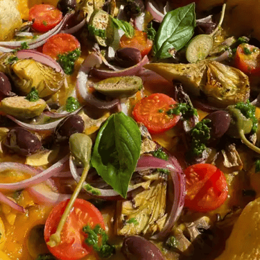 Pizza végétarienne et vegan, oignons, artichauts, olives taggiasches, tomates, câpres
