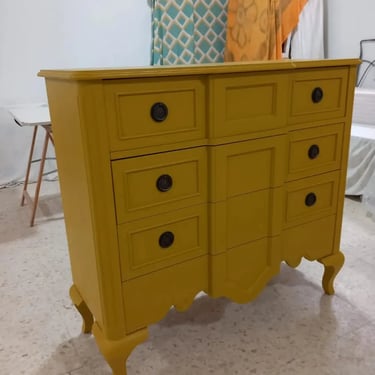 mueble recibidor de madera restaurado pintado de color amarilo