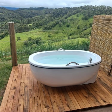 Banheira de imersão externa com vista para a Serra da Mantiqueira
