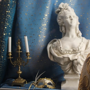 Marie Antoinette sculpture