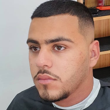 corte de pelo y barba en peluquería de caballeros