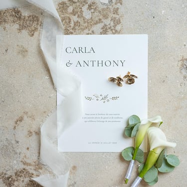 Faire-part de mariage et boutonnières élégantes, reflétant une organisation partielle sur mesure