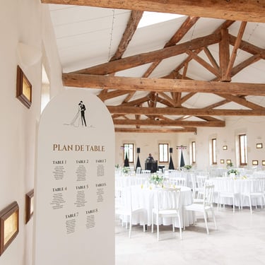 Salle de réception décorée avec élégance, mise en scène et scénographie de mariage par Clair Agence 