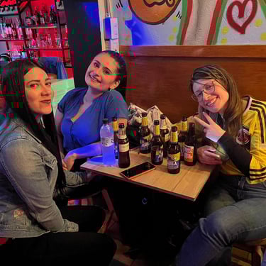 Con amigas en el Sarao Pub Karaoke Bogota
