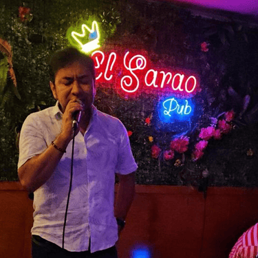 Cantando a grito herido en el Sarao Pub Karaoke en Bogota