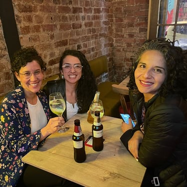 Espacio de cocteles y amigas en el Sarao Pub Karaoke de Bogota