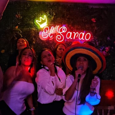 Disfrutando en el Sarao Pub Karaoke de Bogota