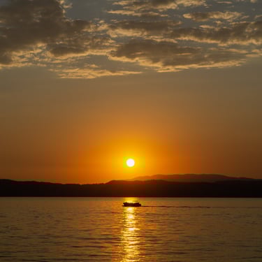 Foto di una barca al tramonto sul lago di Garda