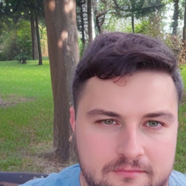 Homem com camisa azul relaxando em um parque