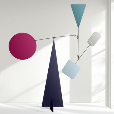 Ein Mobilée, dass auf einer Einzelbasis steht und 4 Elemente ausgleicht.