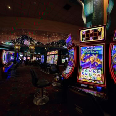 ein Casino mit vielen Spielautomaten