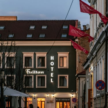 ein Hotel mit einer romantischen Umgebung,