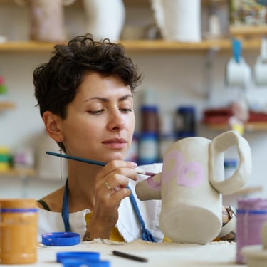 femme artisan artiste créant de la céramique