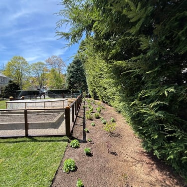 landscaping-along-fenced-in-garden.jpg