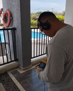 Plomero detectando una fuga de agua con un geofono 
