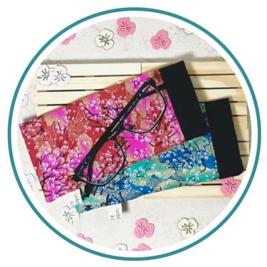 Deux étuis à lunettes