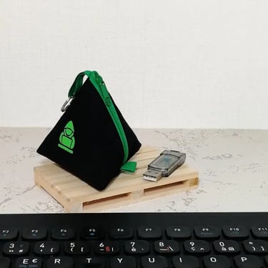 un porte-monnaie motif geek