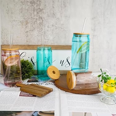 Color Glass Cups with Lids and Straws - 18oz Borosilicate Glass Iced Coffee Cups Smoothie Cup with Bamboo Lid Glass Straw Reu