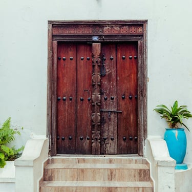 Villa entrance in Bali representing reliable laundry pick‑up and delivery service.