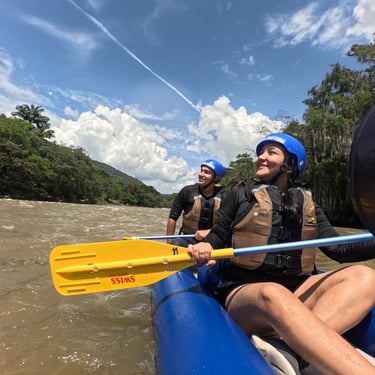 pareja practicando rafting en san gil 