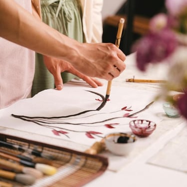 Manos de mujer pintando con acuarelas