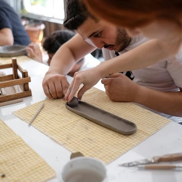 Hombre en taller de ceramica