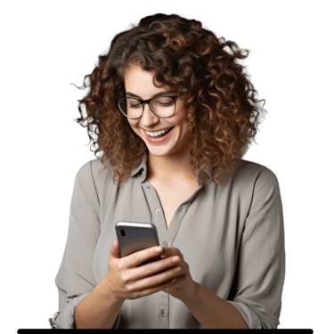 Mulher jovem sorrindo ao utilizar um smartphone, representando uma cliente satisfeita encontrando empresas locais no Google.