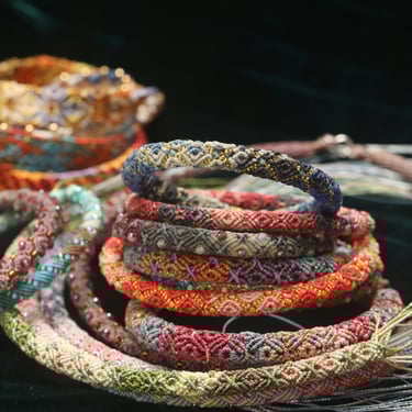 Pulseras elaboradas de tejido tradicional