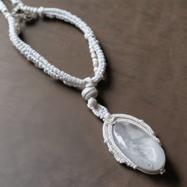 collar de piedra ovalada de cuarzo blanco en macrame