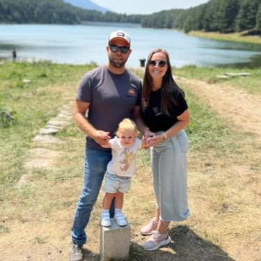 clienta satisfecha con sus alianzas de boda