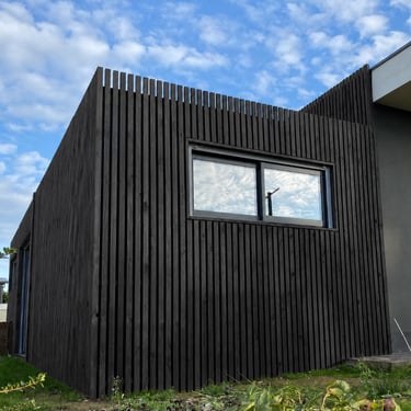 bardage bois brûlé noir mat style shou sugi ban sur façade bois extérieure