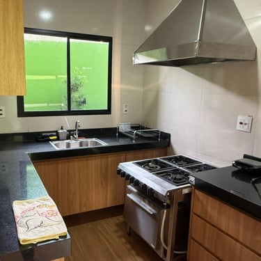 cozinha completa do El Shaddai Rancho para alugar em Miguelópolis SP