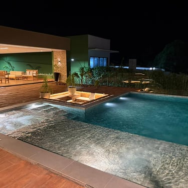 Visão noturna geral da piscina e área gourmet do El Shaddai Rancho para alugar em Miguelópolis SP