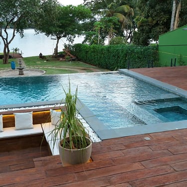 área externa da piscina e pier de pesca do El Shaddai Rancho para alugar em Miguelópolis SP