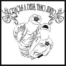 um homem de camisa branca e um desenho em preto e branco de um homem com