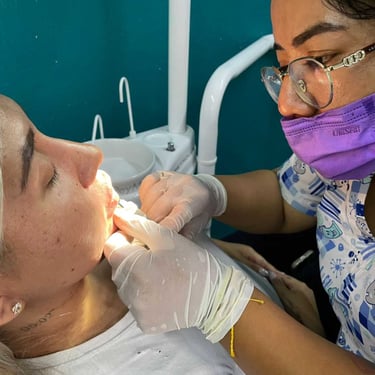Dentista aplicando tratamiendo de botox y ácido hialuronico en labios