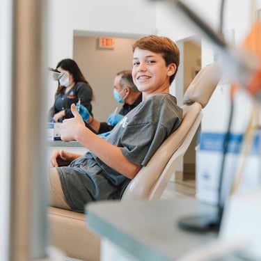 Niño en espera en consultorio dental